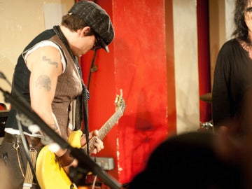 Jhonny Deep muestra su pericia con la guitarra.