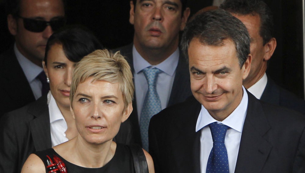 Zapatero con su mujer Sonsoles a la salida del debate