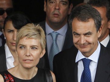Zapatero con su mujer Sonsoles a la salida del debate