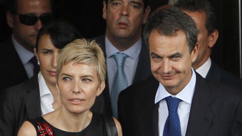 Zapatero con su mujer Sonsoles a la salida del debate