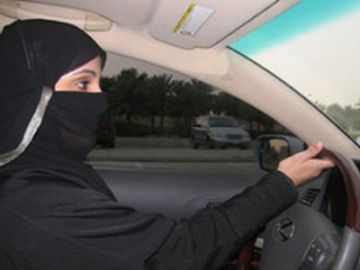 Una mujer conduciendo en Arabia Saudí