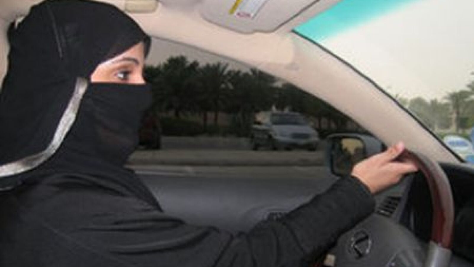 El rey saudí autoriza la emisión de los permisos de conducir para mujeres