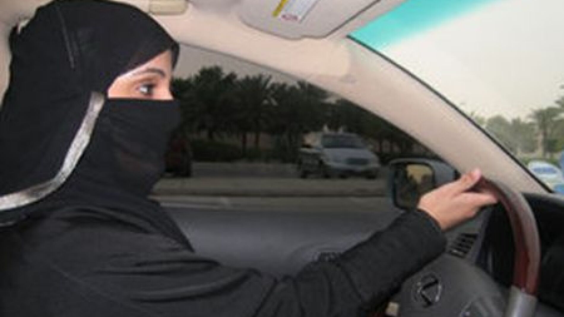 Una mujer conduciendo en Arabia Saud&iacute;
