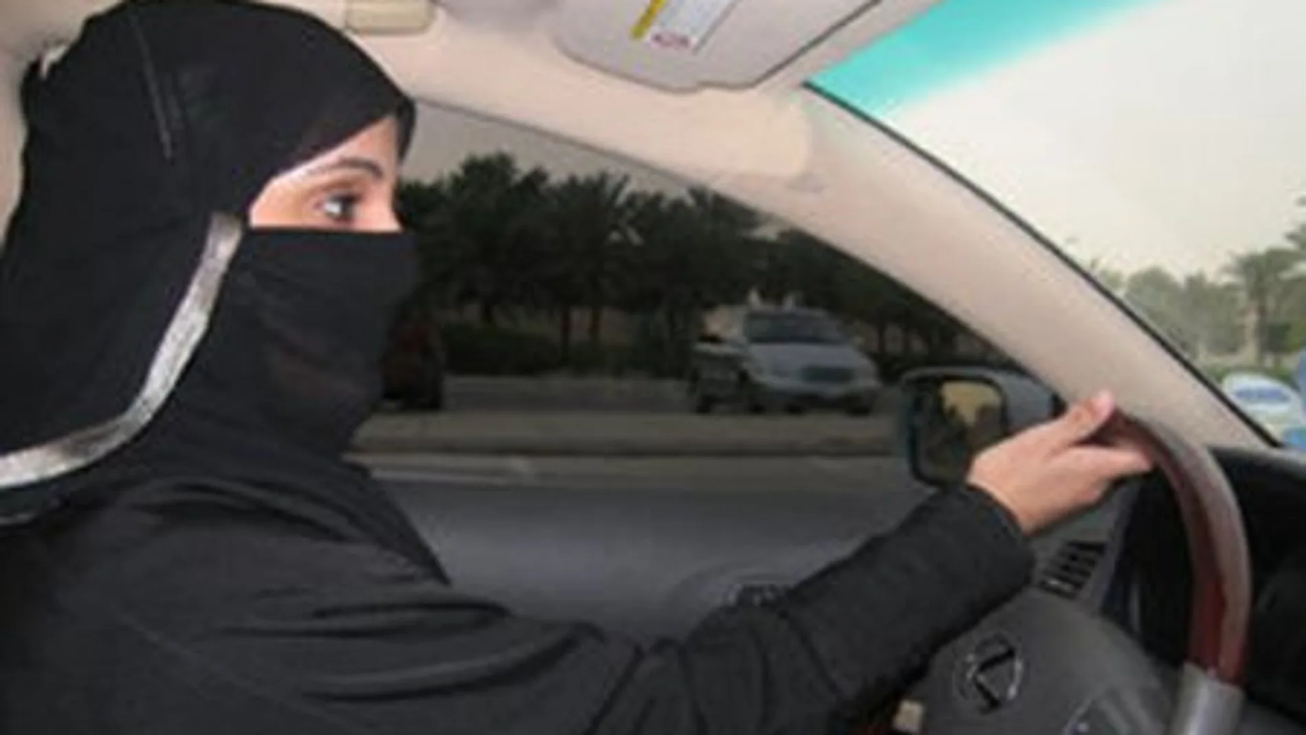 Una mujer conduciendo en Arabia Saudí Una mujer conduciendo en Arabia Saudí