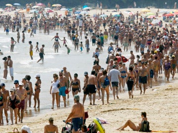 Imagen de la costa española llena de veraneantes.