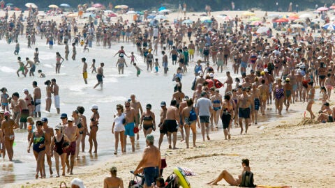Imagen de la costa espa&ntilde;ola llena de veraneantes.