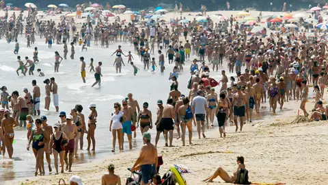 Imagen de la costa española llena de veraneantes. Imagen de la costa española llena de veraneantes.
