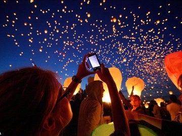 8.000 farolillos de papel en el cielo