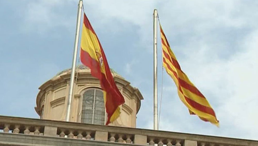 La bandera española junto a la catalana