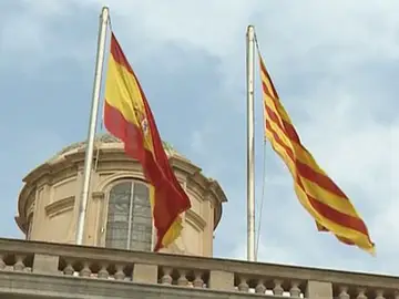 La bandera española junto a la catalana La bandera española junto a la catalana