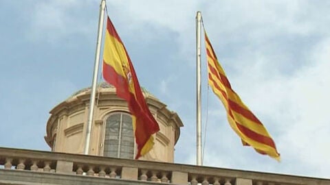 La bandera espa&ntilde;ola junto a la catalana