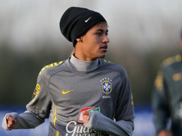 El brasileño Neymar entrena con gorro para protegerse del frío
