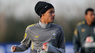 El brasileño Neymar entrena con gorro para protegerse del frío