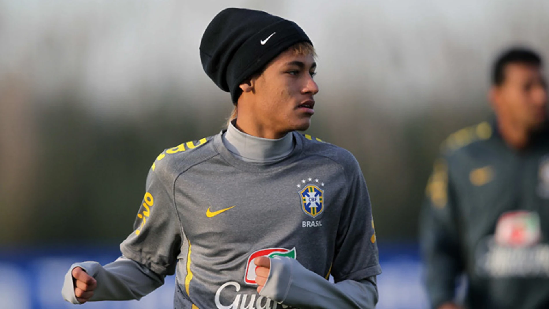 El brasileño Neymar entrena con gorro para protegerse del frío El brasileño Neymar entrena con gorro para protegerse del frío