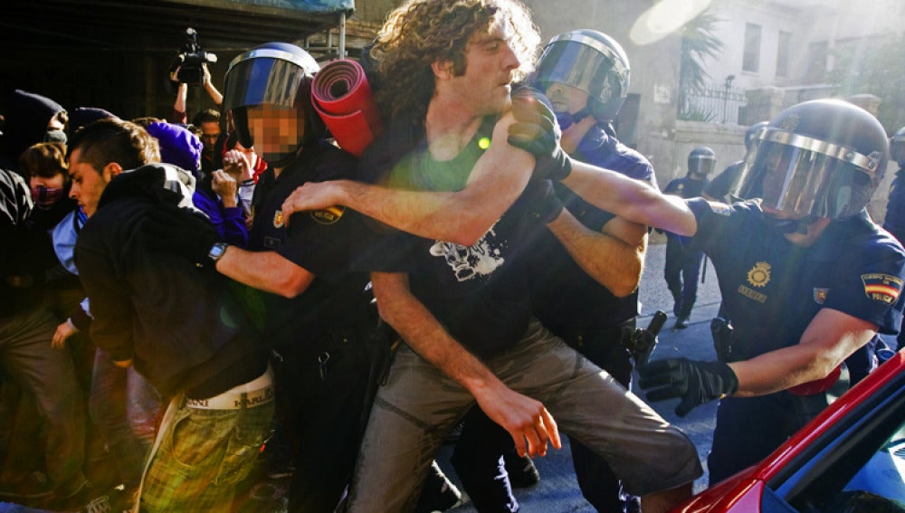 Disturbios en las calles de Zaragoza por el desalojo de los 'indignados'