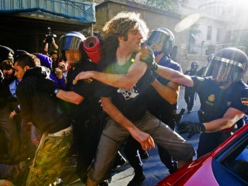 Disturbios en las calles de Zaragoza por el desalojo de los 'indignados'