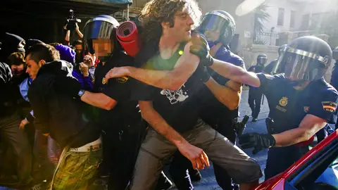 Disturbios en las calles de Zaragoza por el desalojo de los 'indignados' Disturbios en las calles de Zaragoza por el desalojo de los 'indignados'