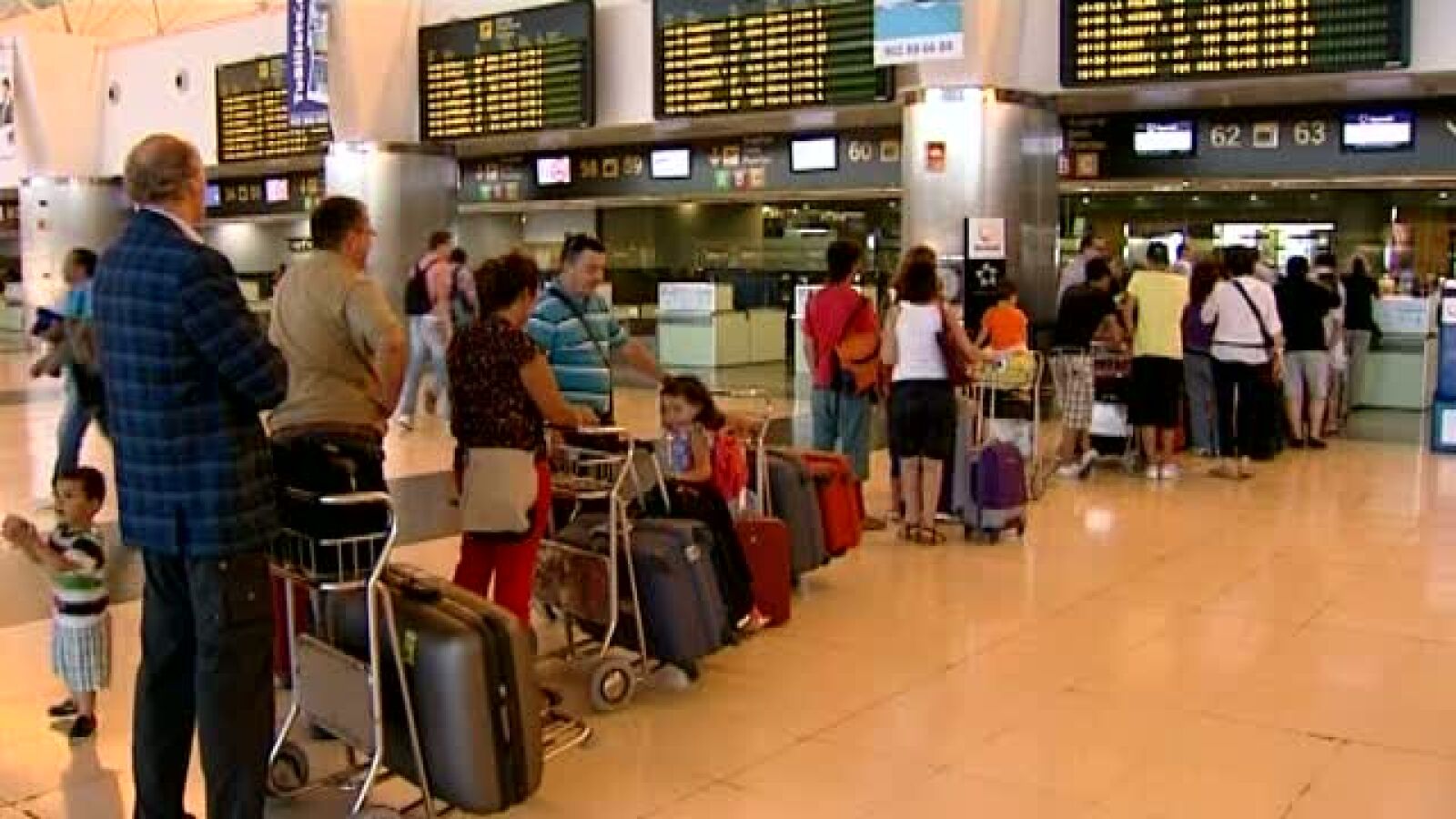 Normalidad en los aeropuertos ante el puente de Santiago