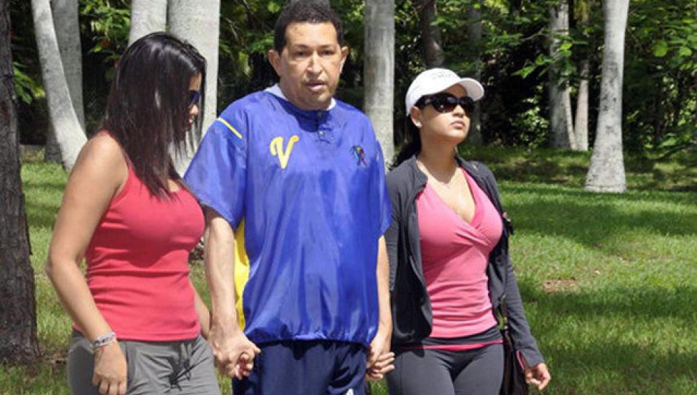 Chavez pasea con sus hijas