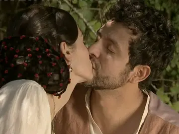 Eugenia y Roberto se besan Eugenia y Roberto se besan