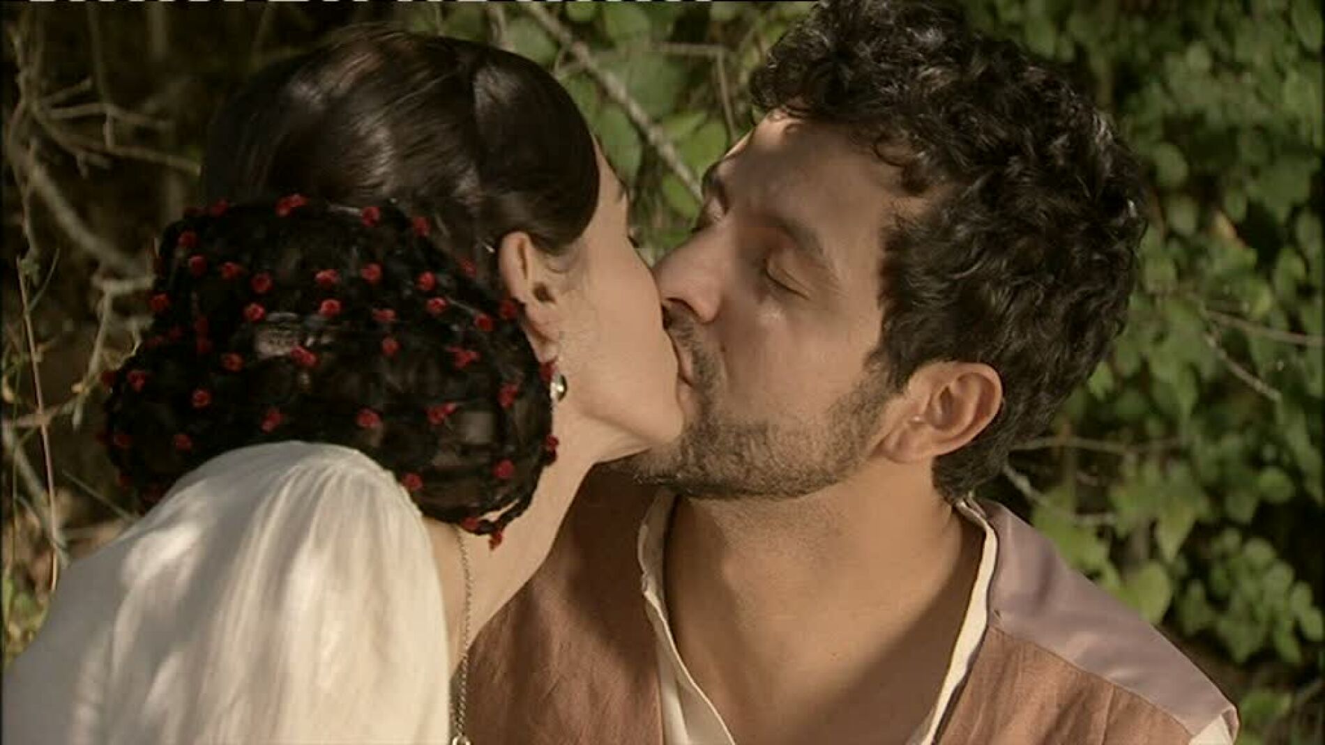 Eugenia y Roberto se besan