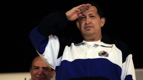 Ch&aacute;vez regresa a Venezuela