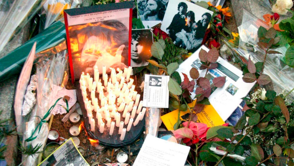 Imagen de archivo de la tumba de Jim Morrison en el cementerio de París  Pere Lachaise.