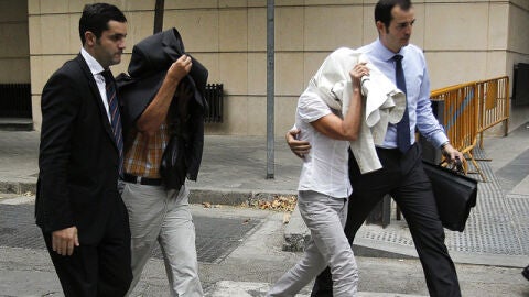 Elena V&aacute;zquez y Celedonio Mart&iacute;n, a su salida de la Audiencia Nacional