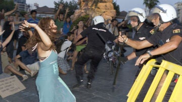 La Policía disuelve a los manifestantes del 15M (05-07-2011)