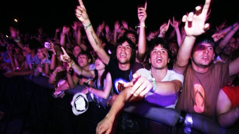 Cientos de j&oacute;venes siguen un concierto del FIB en 2009.