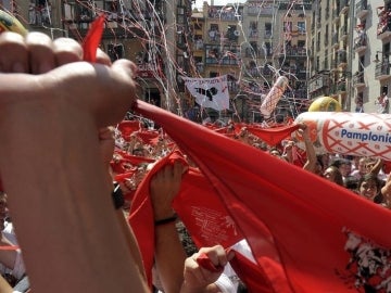 Jóvenes entusiastas alzan sus pañuelos tras el "Chupinazo"