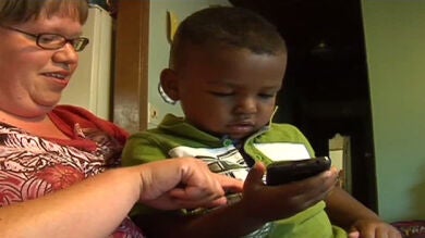 Un niño de tres años salva la vida a su madre llamando a urgencias