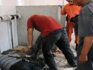 Rescate de un hombre en un váter de Pekín