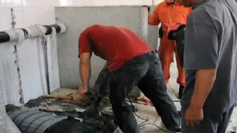 Rescate de un hombre en un váter de Pekín Rescate de un hombre en un váter de Pekín