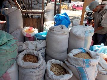 Selección de legumbres y cereales en un mercado en El Cairo