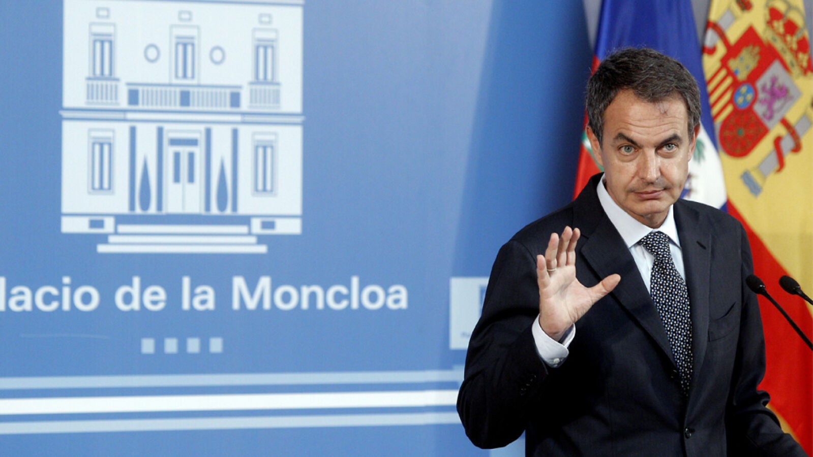 Zapatero descarta una subida de impuestos, pero dice que el PSOE es 