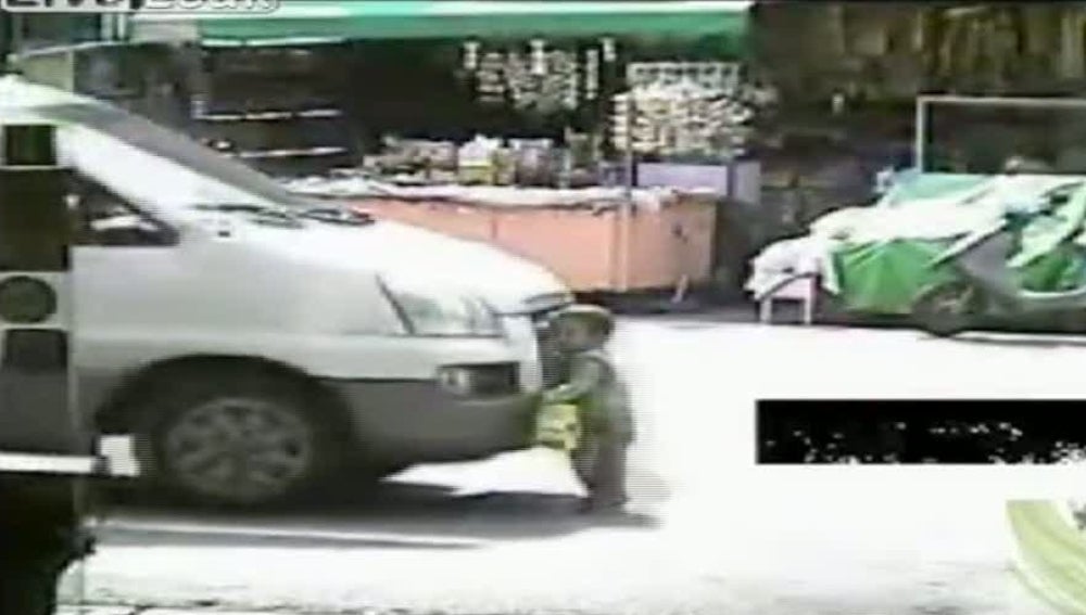 Un padre atropella a su hijo