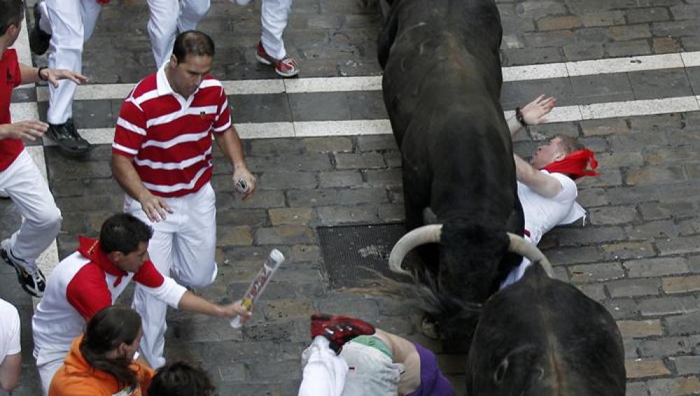 Los toros de Cebada Gago pasan por encima de un accidentado mozo.