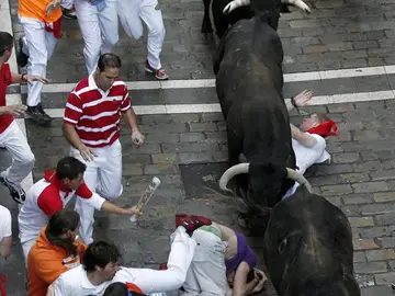 Los toros de Cebada Gago pasan por encima de un accidentado mozo. Los toros de Cebada Gago pasan por encima de un accidentado mozo.