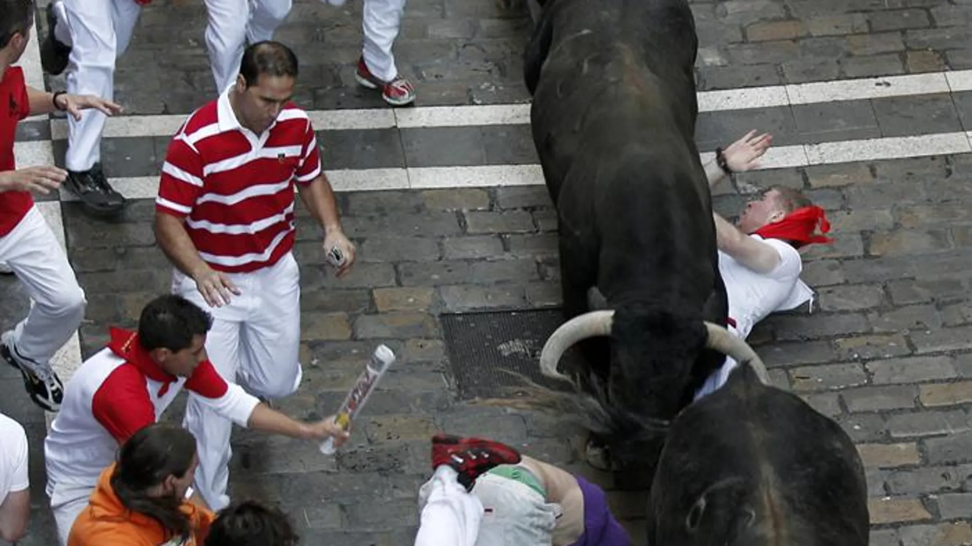 Los toros de Cebada Gago pasan por encima de un accidentado mozo. Los toros de Cebada Gago pasan por encima de un accidentado mozo.