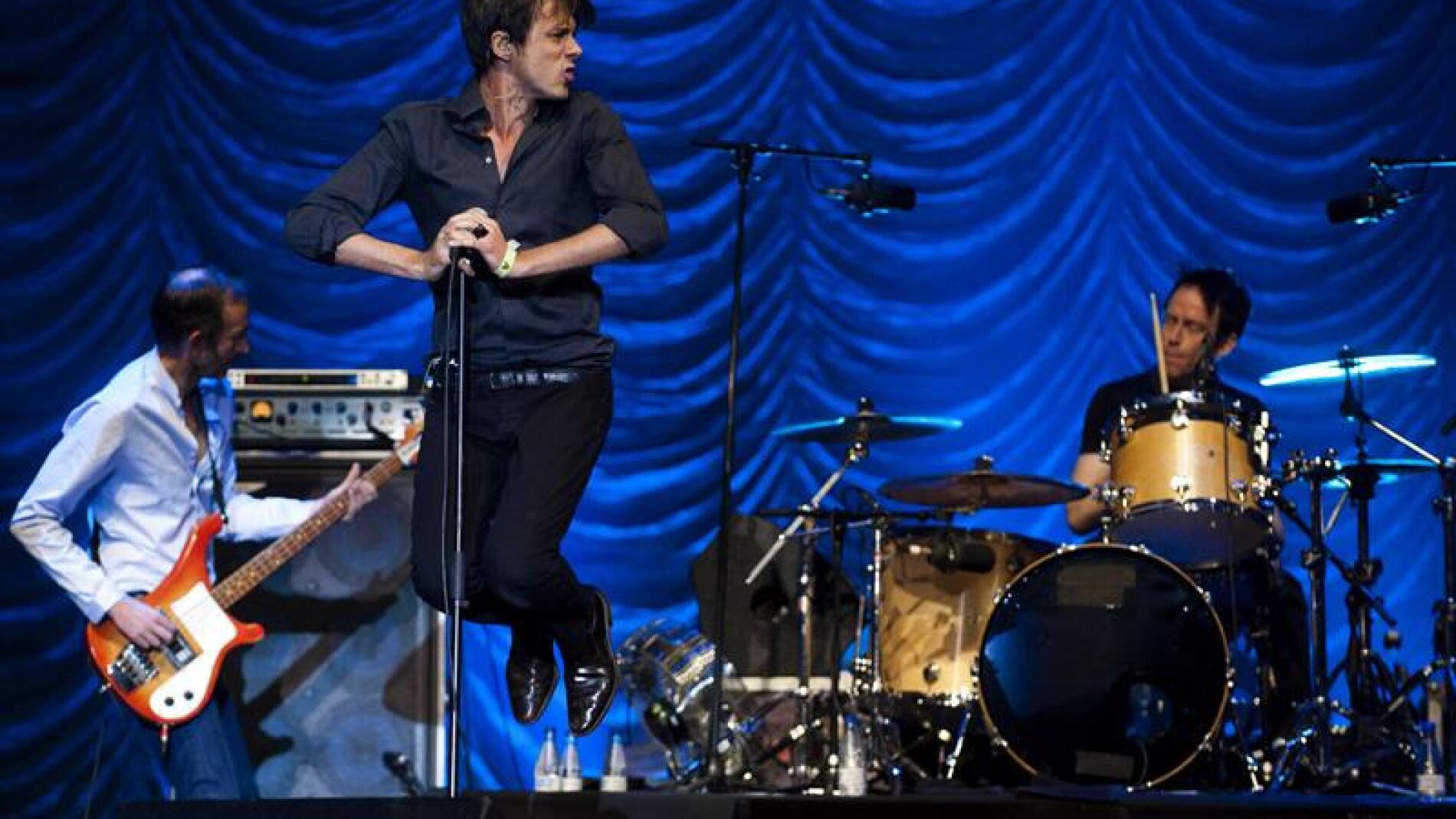 El grupo brit&aacute;nic "Suede" durante el concierto ofrecido esta noche en Bilbao