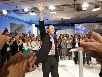 Rubalcaba saluda a los suyos Rubalcaba saluda a los suyos