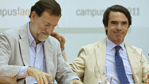Mariano Rajoy junto a Jos&eacute; Mar&iacute;a Aznar