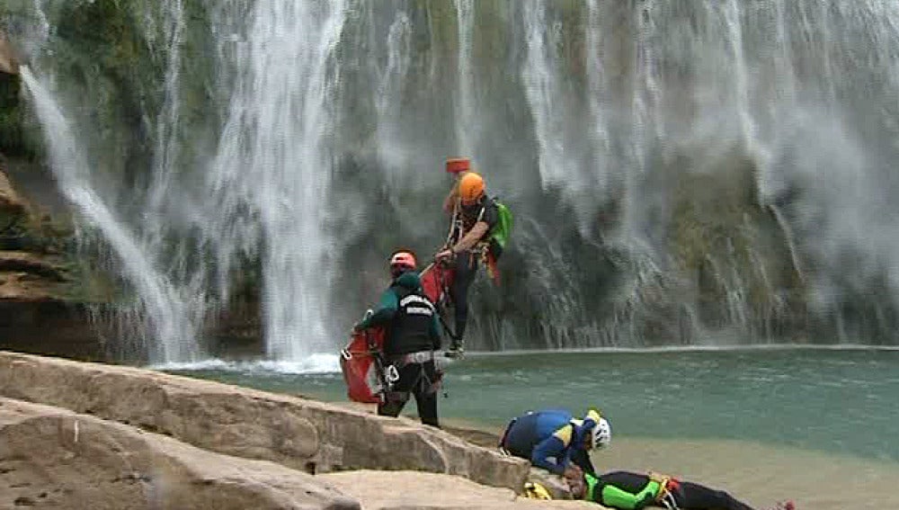 Rescate en mitad de un cañón de montaña