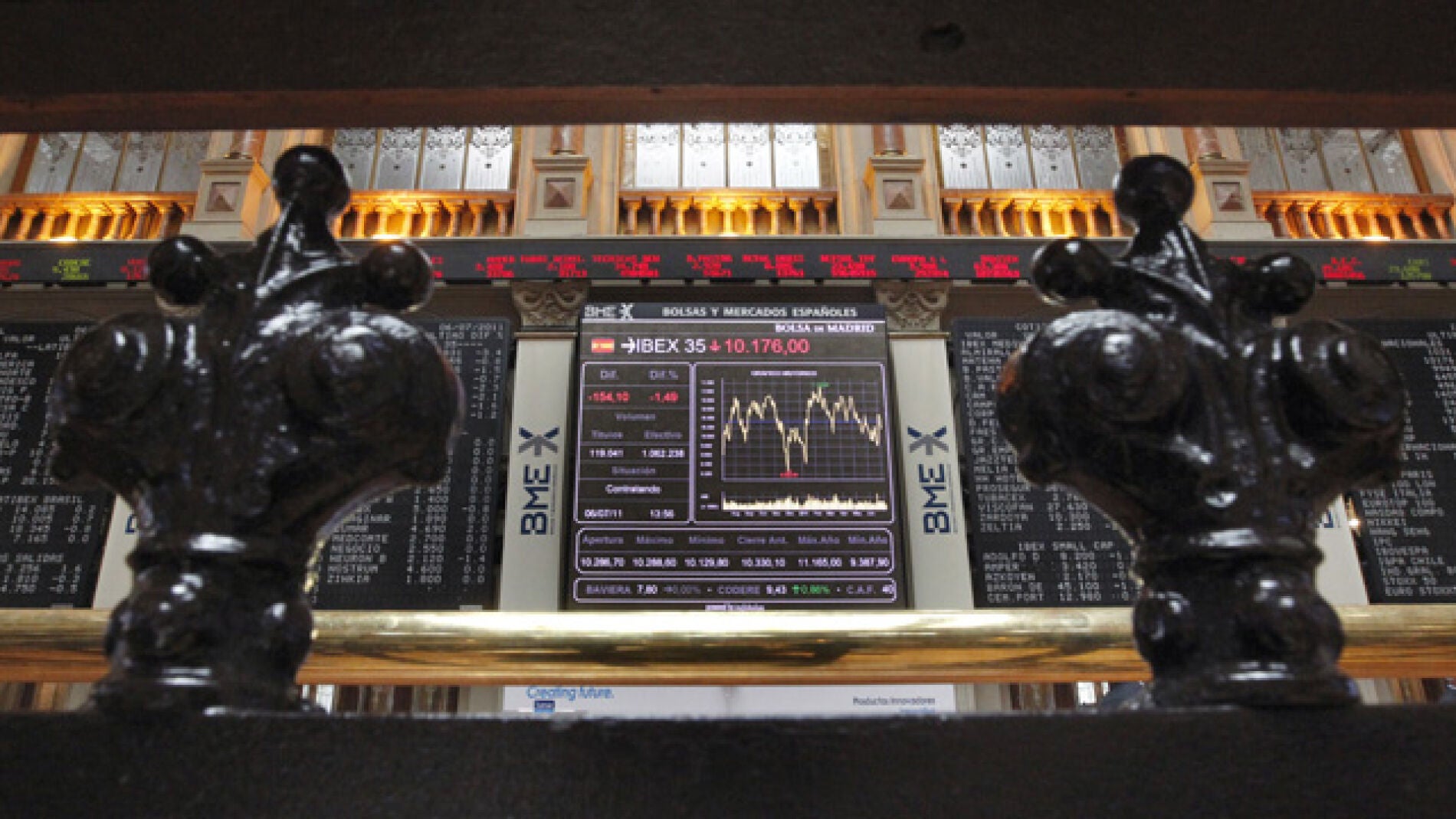  El IBEX cae el 1,18 por ciento en la apertura, pendiente de Grecia y de la deuda soberana europea.
