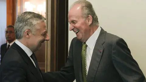 Blanco se saluda con el Rey Blanco se saluda con el Rey