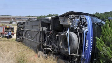 Autobús volcado en Girona