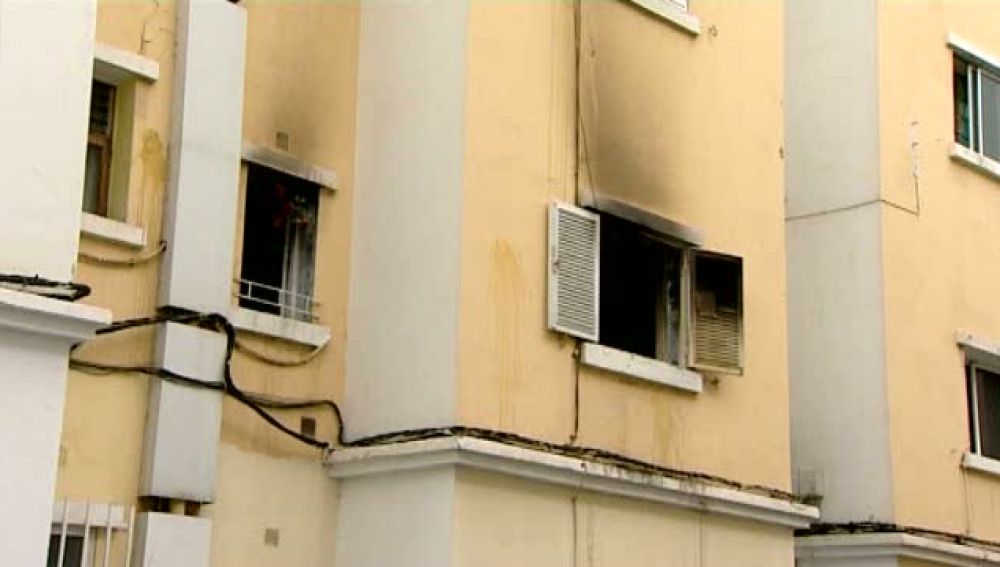 Arde una vivienda llena de basura en Schamann