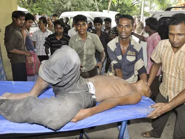 Al menos 53 muertos en un accidente de tráfico en Bangladesh Al menos 53 muertos en un accidente de tráfico en Bangladesh