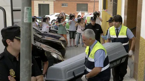 Retiran el cadáver de la mujer muerta en Jaén Retiran el cadáver de la mujer muerta en Jaén